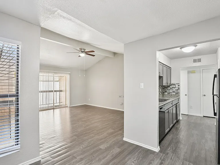 10-web-or-mls-Briar Forest Dr-S1303-010