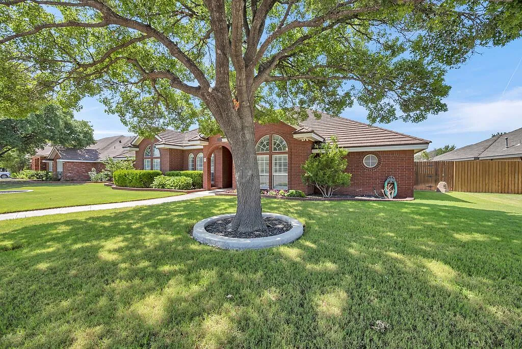 5 bed, 3.5 bath, 3543 sqft, $4,800 — Photo 2