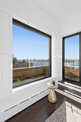 Sold by R New York | media 19