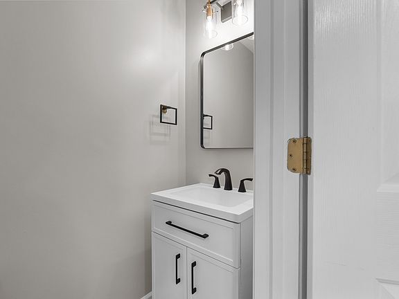 4th image of 115 Goldfinch Ct #237