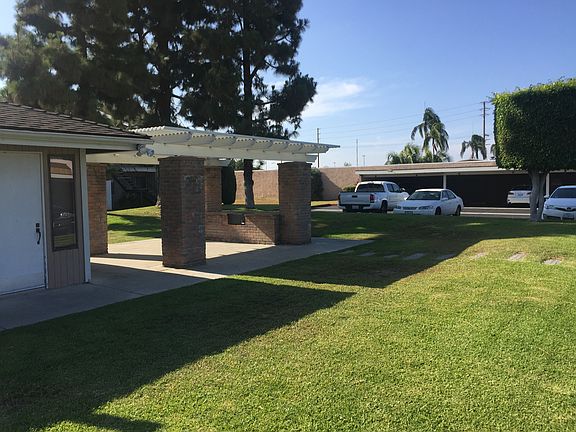 view of property courtyard