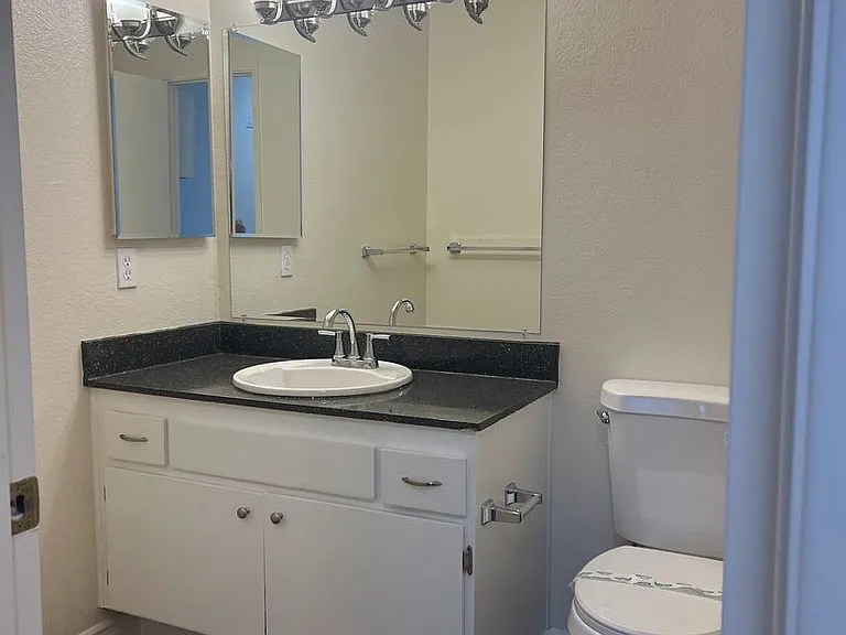 La Fuente Apartments — Photo 12