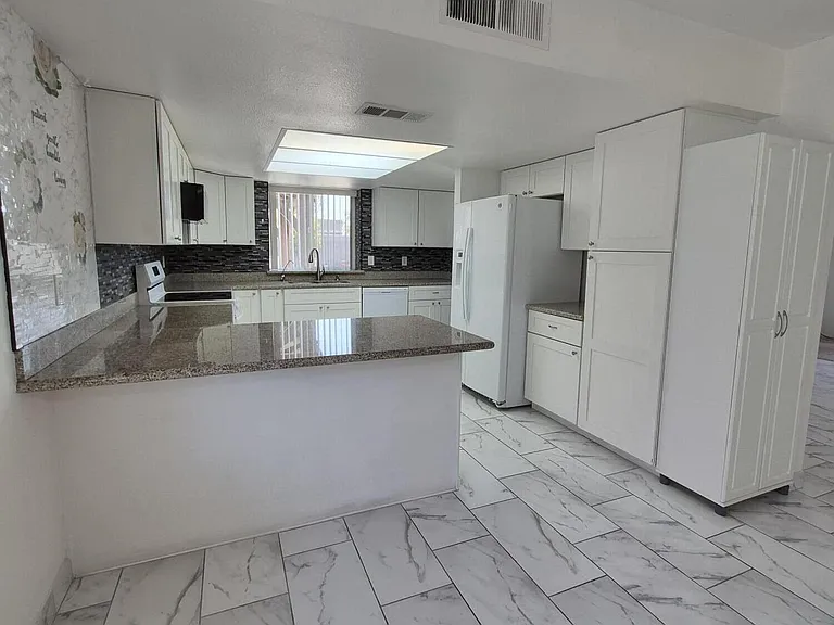 517 W Peralta Ave — Photo 6