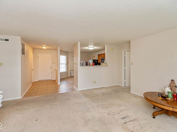 3rd image of 560 Runnymede Ct