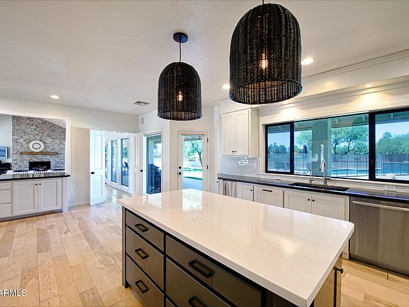 5th image of 1002 E ACACIA Circle