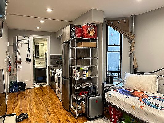 5th image of 139 E 110th St APT 21