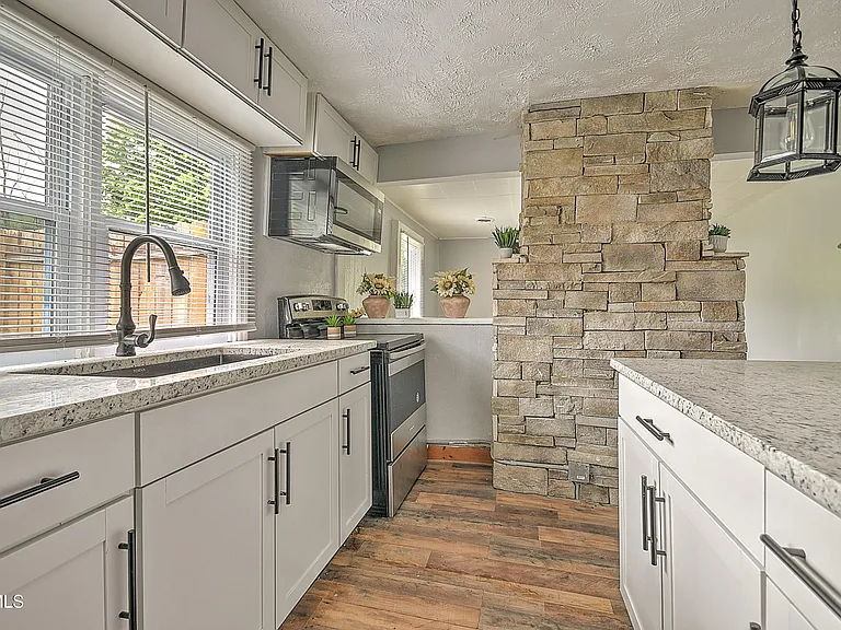 463 Manville Rd — Photo 28