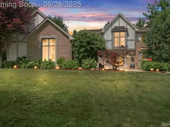 2979 River Valley Dr, Troy, MI 48098