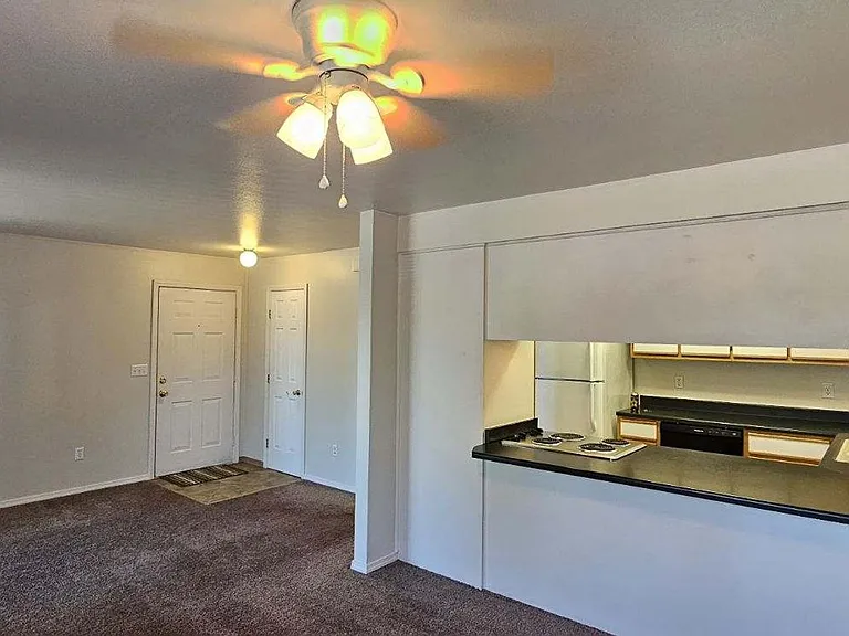 300 Indian Trail Ct — Photo 6