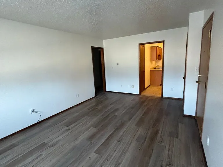 920 E Burlington St — Photo 9