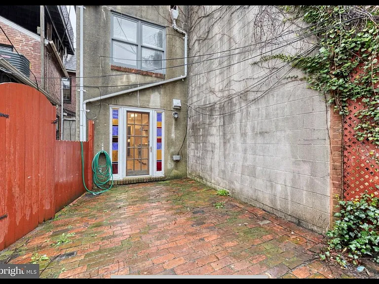 126 E Montgomery St — Photo 31