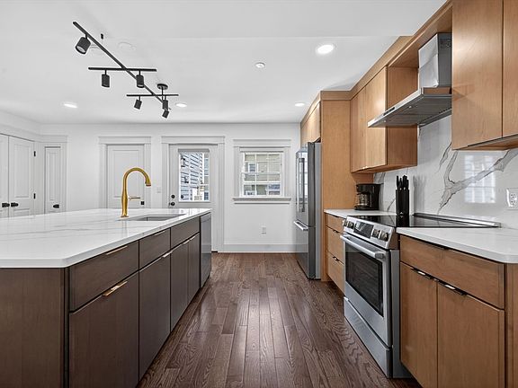4th image of 10 Osborne St #B
