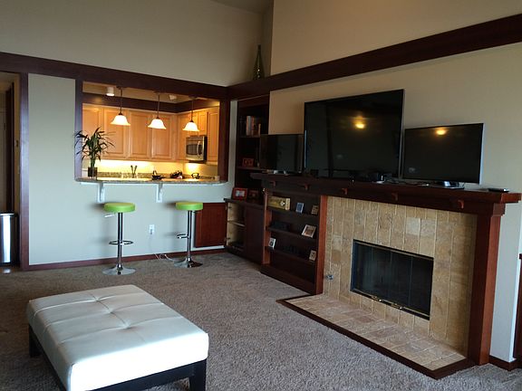Living room w/vaulted ceilings, frpl.