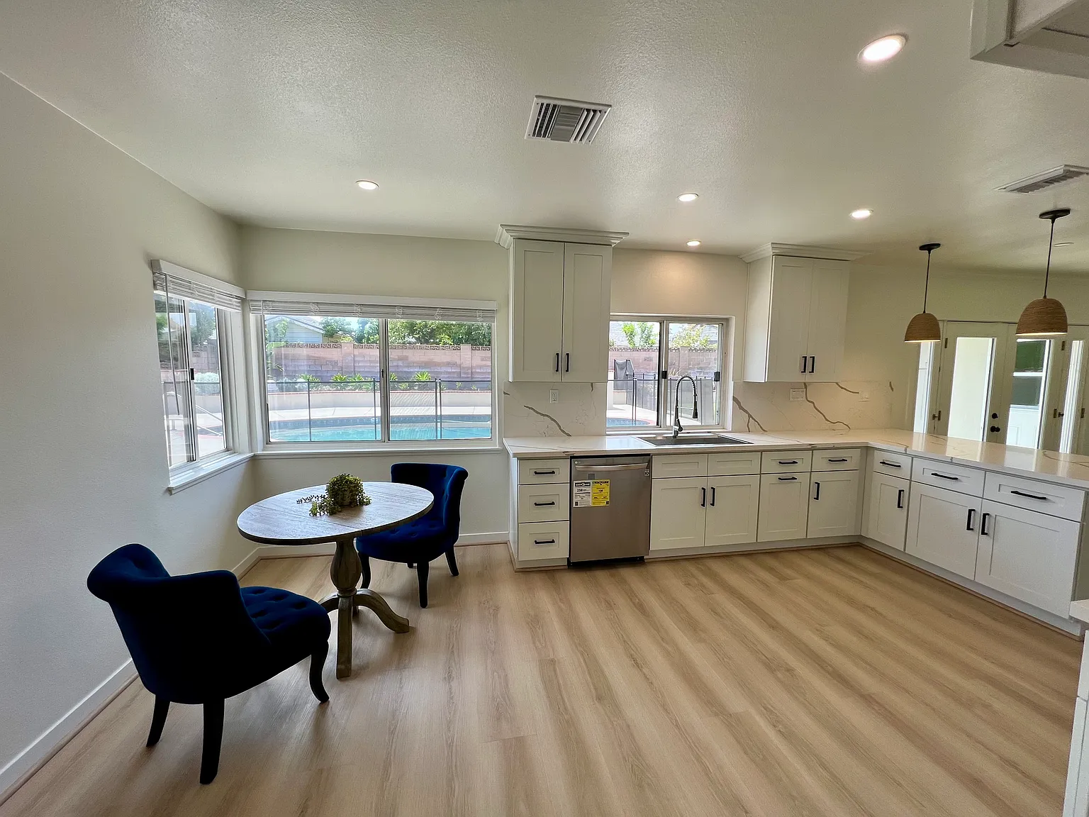 5 bed, 2.5 bath, 2085 sqft, $7,000 — Photo 4