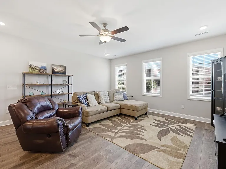 976 Gateway Commons Cir — Photo 37