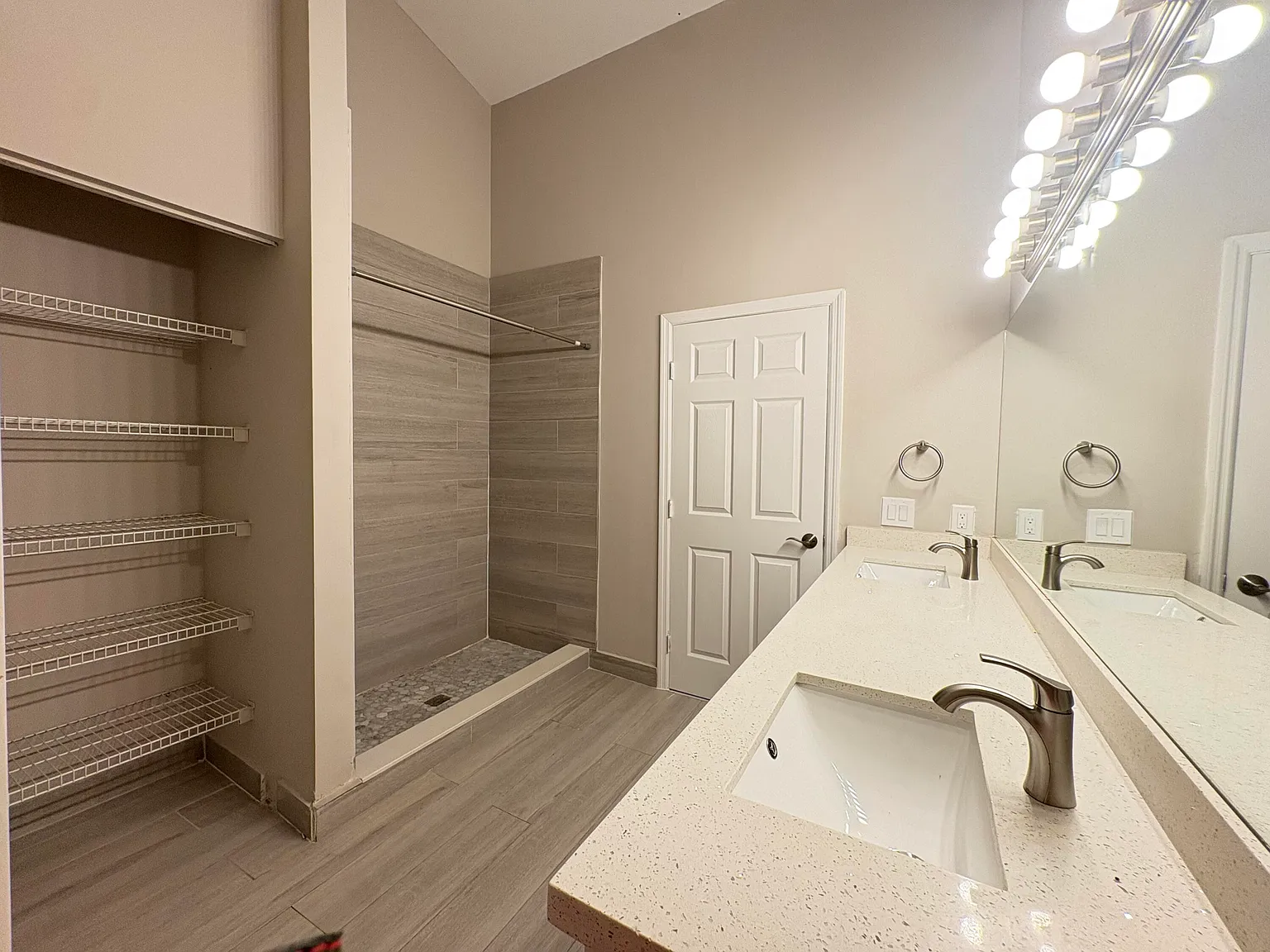 3 bed, 2.0 bath, 1310 sqft, $3,900 — Photo 2