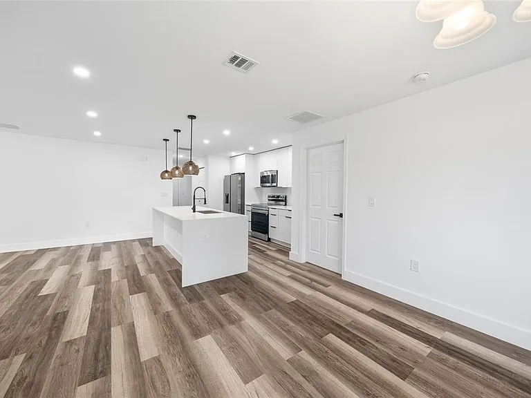 15468 Chamberlain Blvd — Photo 7