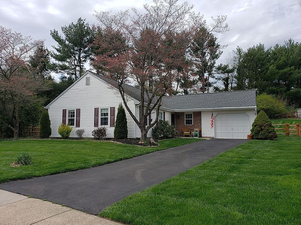 1st image of 8 Leslie Pl