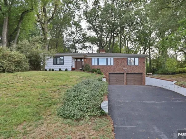 83 Hampshire Rd, Township Of Washington, NJ 07676