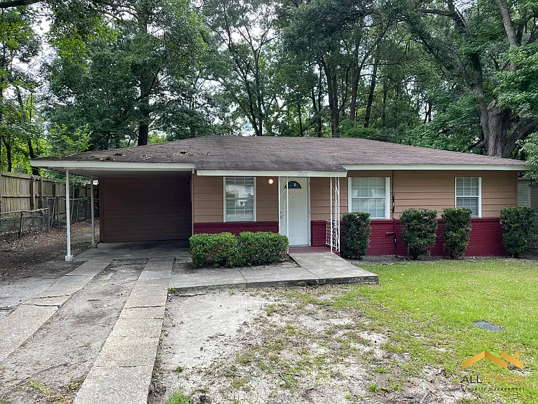 2808 Southwood Dr — Photo 1