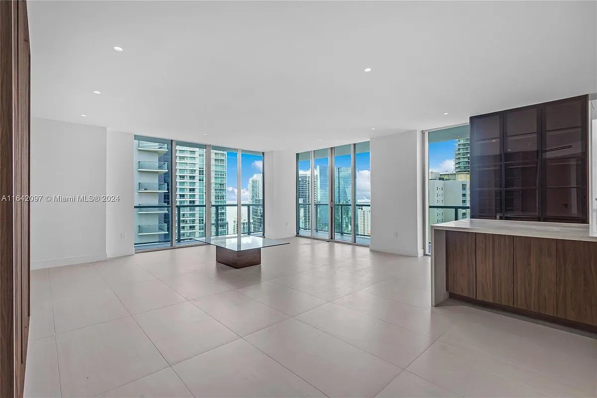 Building Photo - 1111 SW 1st Ave #2619
