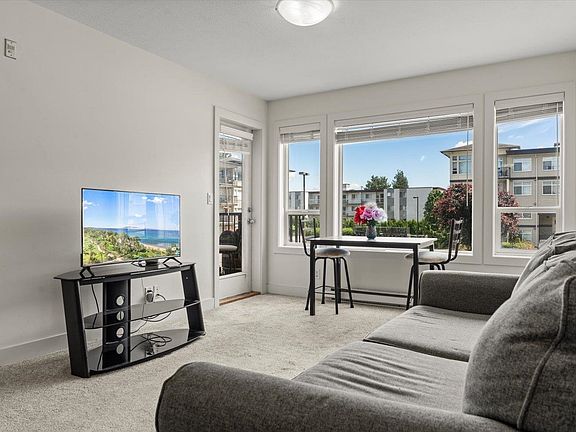 5th image of 9422 Victor St #218