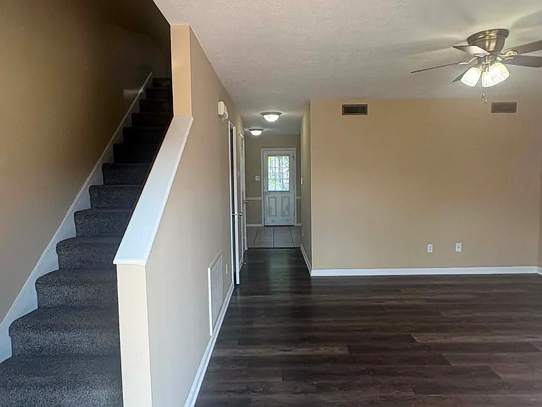 594 Lost Cir #B — Photo 3