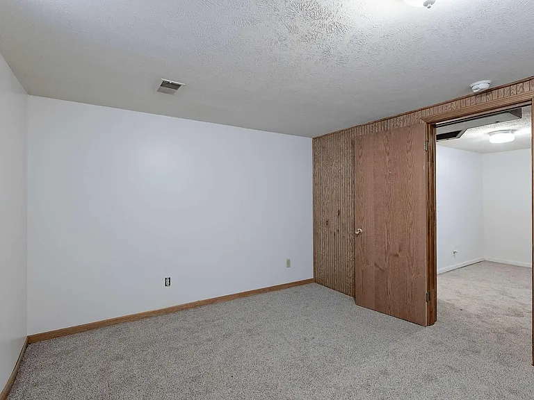 940 S 48th St — Photo 38