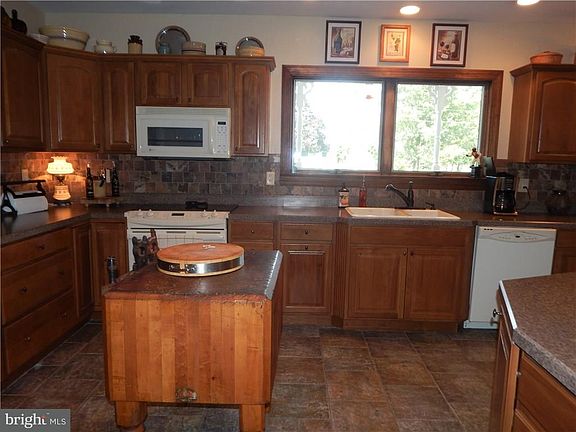 5th image of 158 Lakeside Dr
