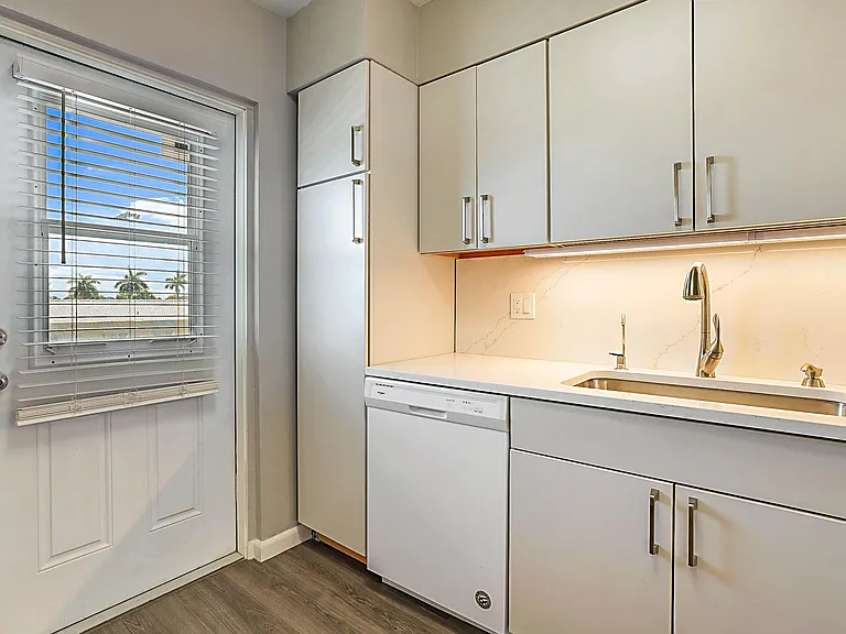 230 N Federal Hwy #305 — Photo 16