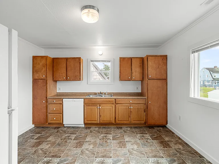 201 E 3rd St #2 — Photo 11