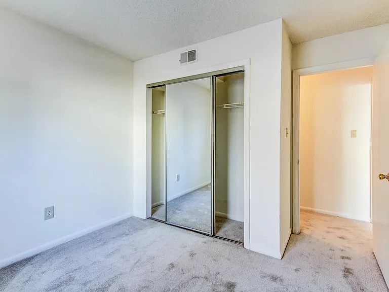 Berkshire Apartments — Photo 13