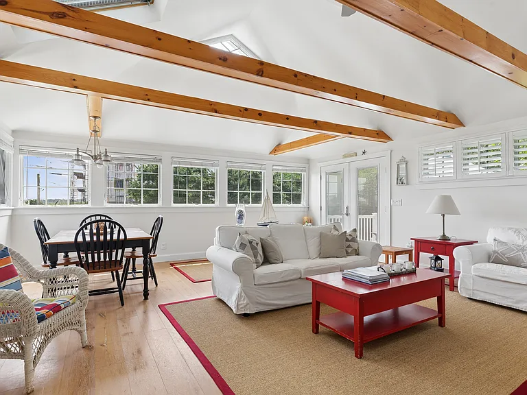 33 Bay Ave — Photo 5