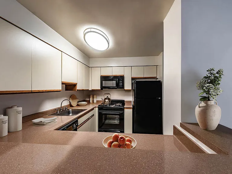 Marlboro Classic Apt & Redwood Square — Photo 19
