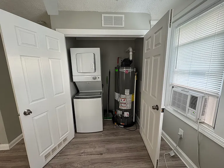 690 E Marshall St — Photo 4