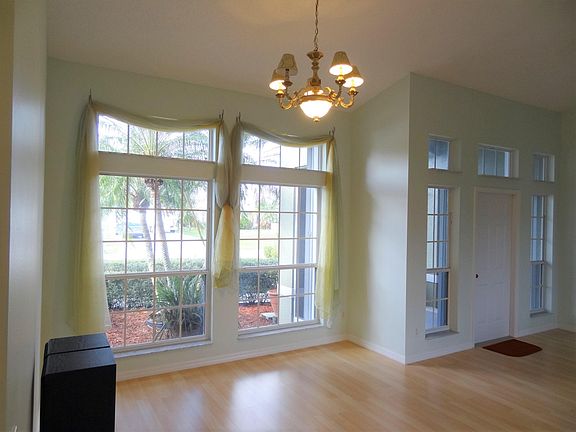5th image of 2719 SE Fall St