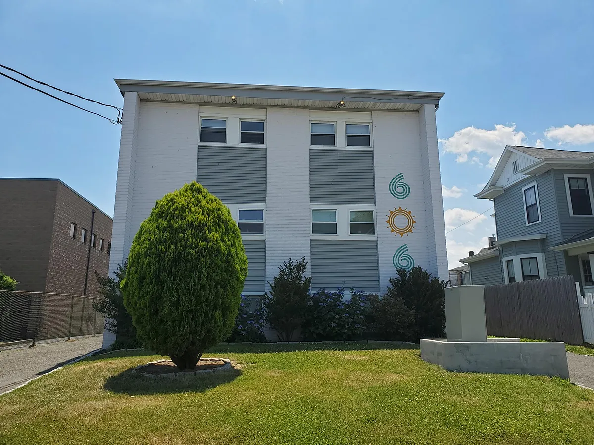Building Photo - 606 1st Ave