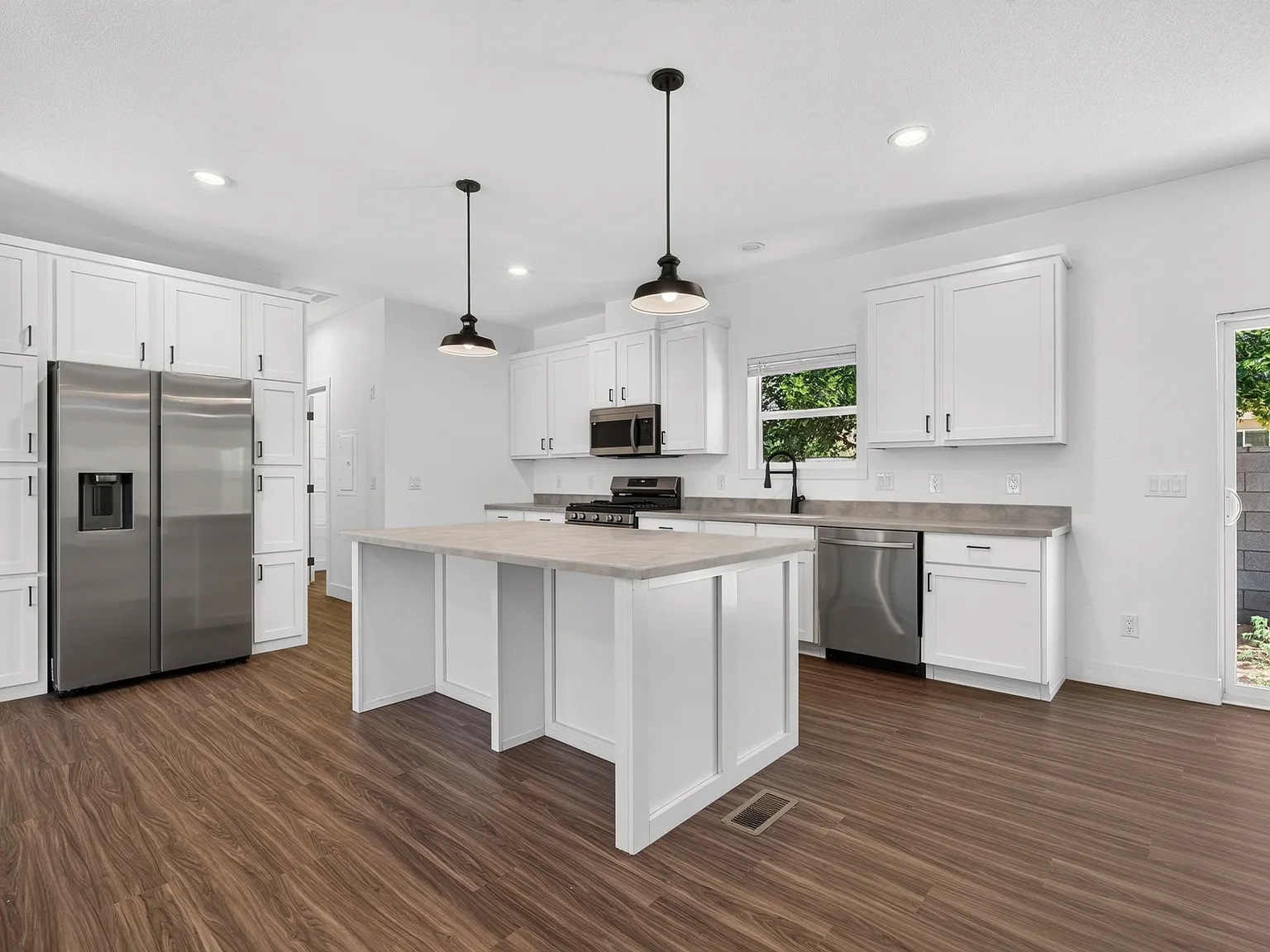 4 bed, 2280 sqft, $2,200 — Photo 3