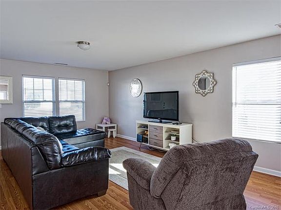 3rd image of 1420 Winter Dr