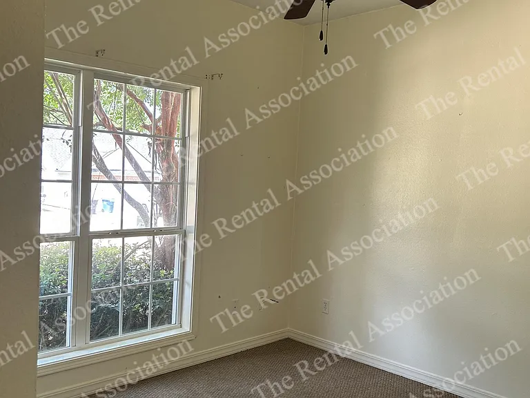 2302 Desiree St — Photo 4