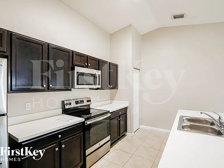 931 SE Thornhill Dr — Photo 5