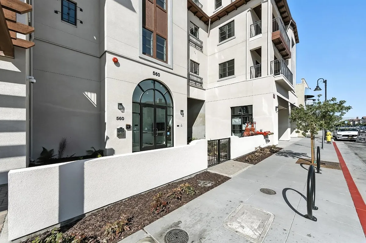 Building Photo - 560 El Camino Real #203