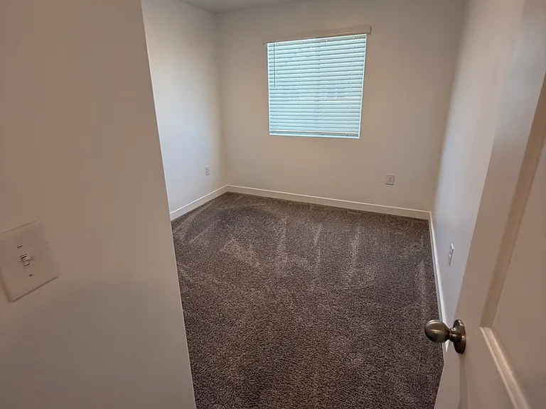 946 E Thunderbolt Ct — Photo 11