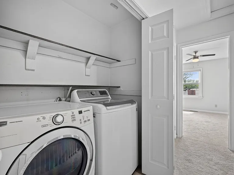 Washer & dryer on 2nd story between the 2 bedrooms