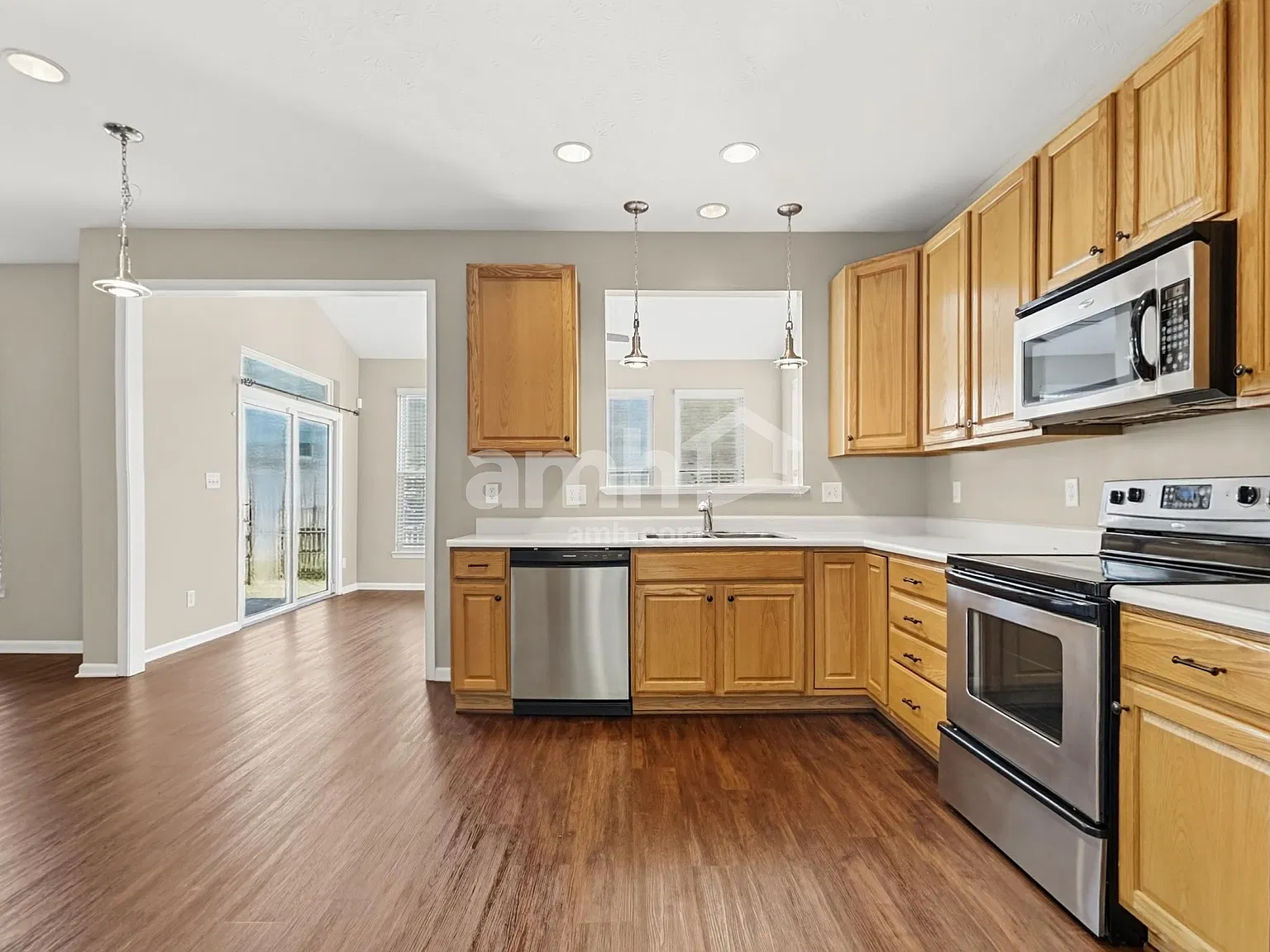 3 bed, 2.5 bath, 1934 sqft, $2,590 — Photo 3