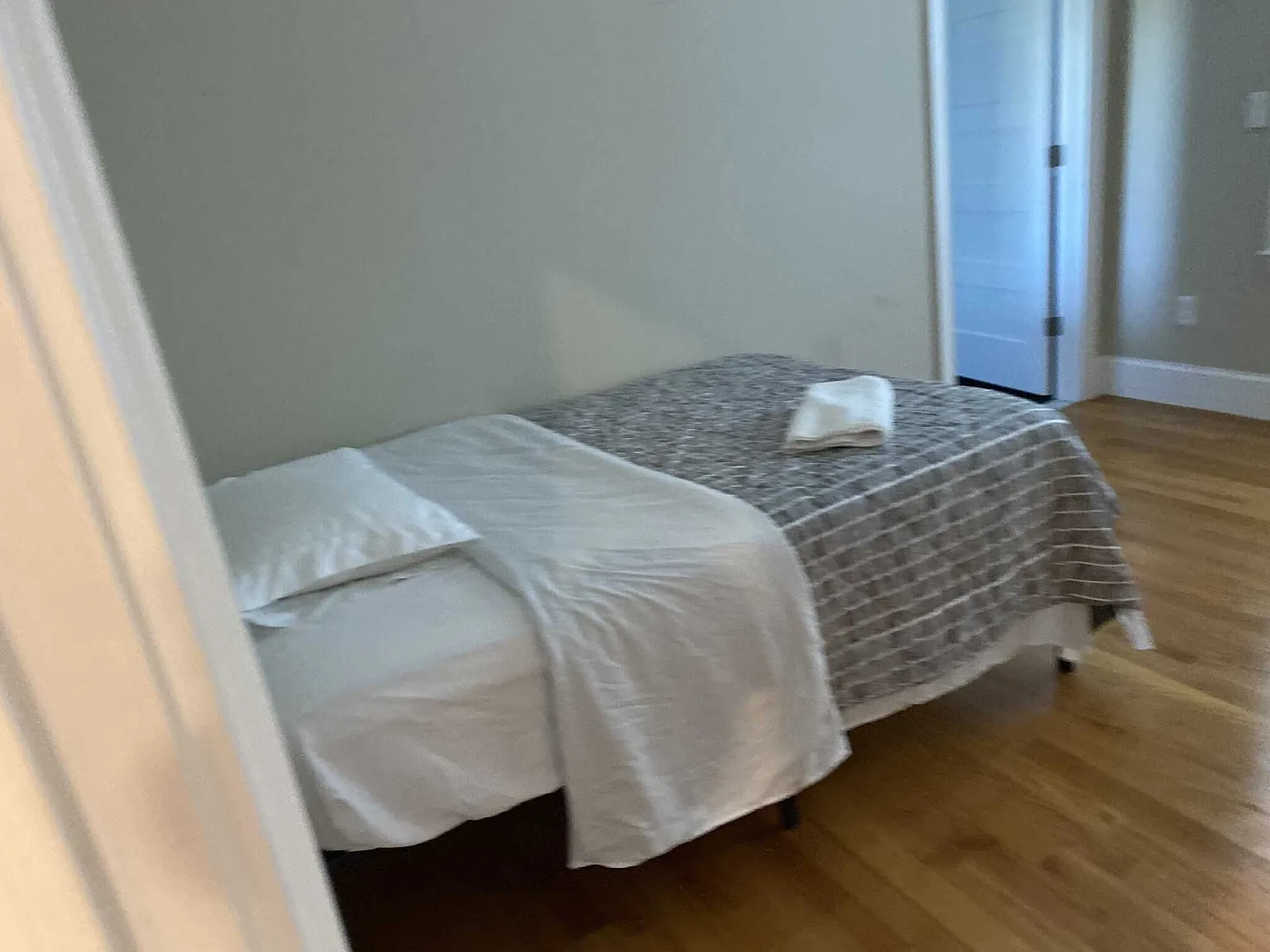 6 bed, $9,600 — Photo 2