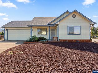 18 Village Dr, Creswell, OR 97426