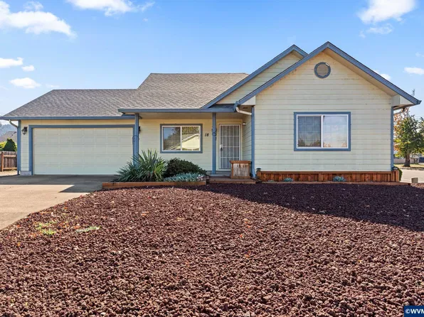 18 Village Dr, Creswell, OR 97426