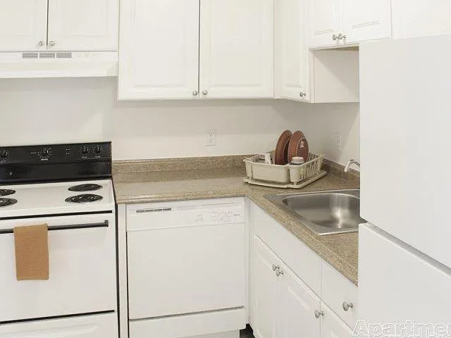Midtown Square Apartments — Photo 28
