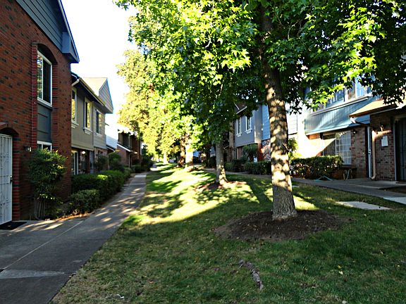 3rd image of 3932 Oak Villa Cir